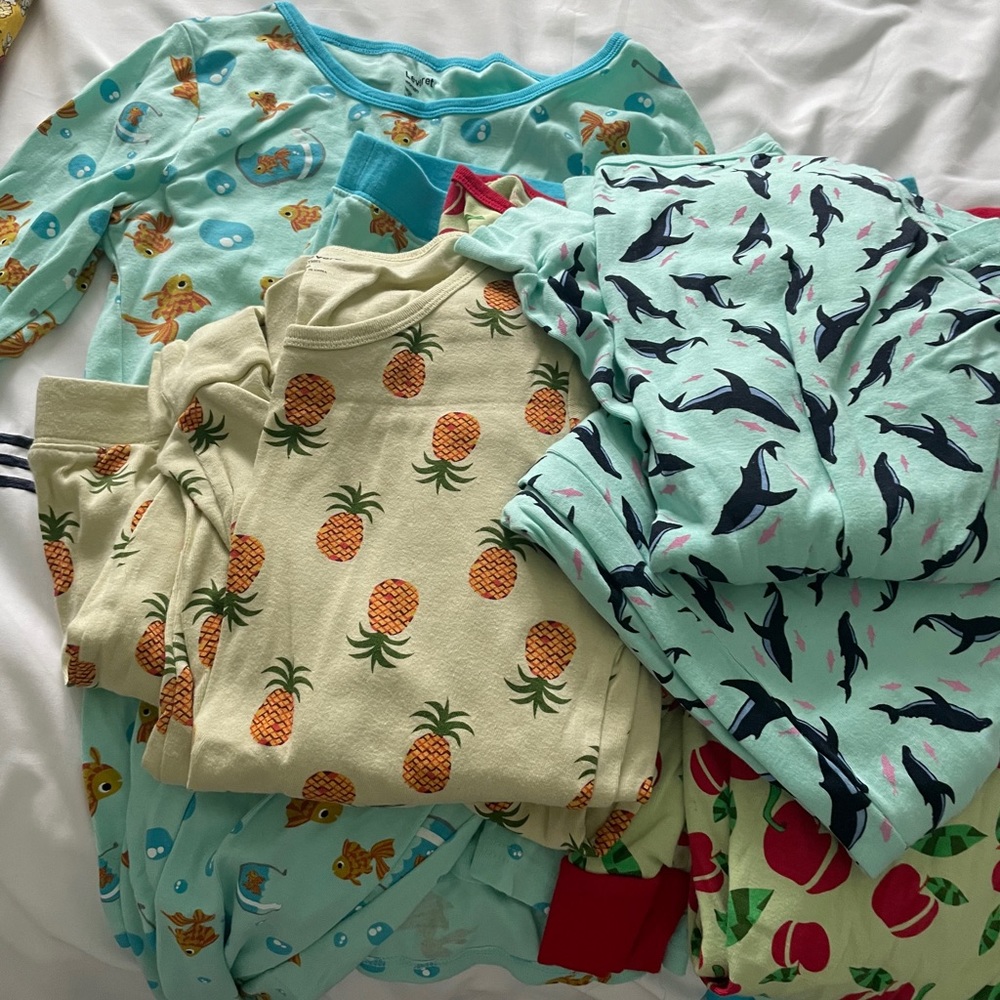 Lot of 4 leveret pajamas